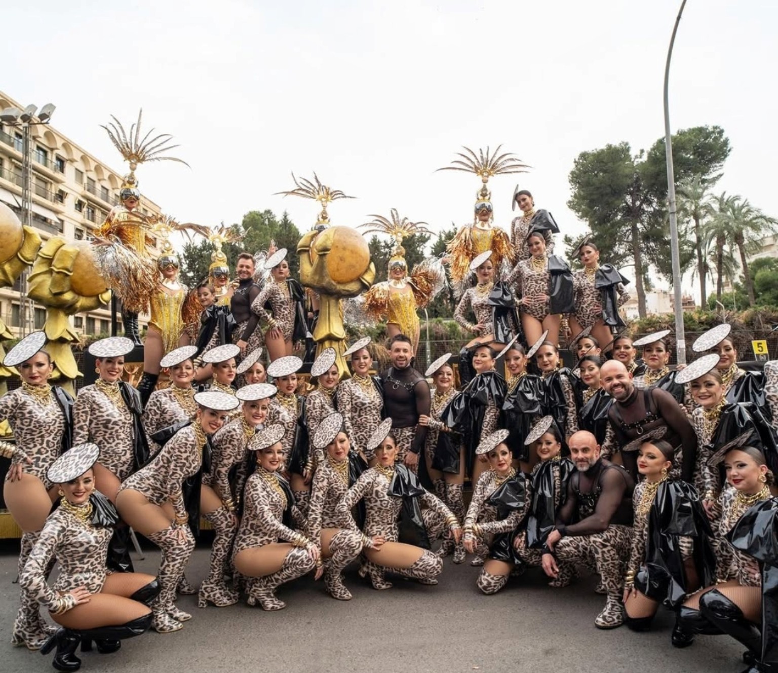 Grupo de bailarines en producción escénica